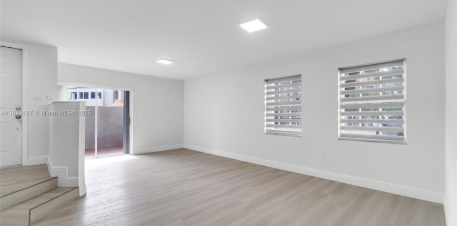 Townhouse in Miami, Florida 3 bedrooms, 141.49 sq.m. № 1814731