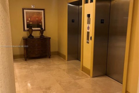Снять в аренду кондоминиум в Корал-Гейблс, Флорида 2 спальни, 102.1м2, № 1839634 - фото 16