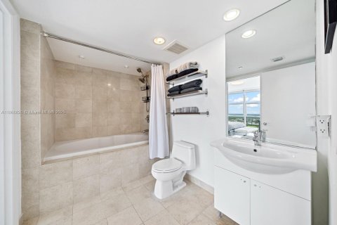 Condominio en venta en Hallandale Beach, Florida, 1 dormitorio, 80.92 m2 № 1889317 - foto 23