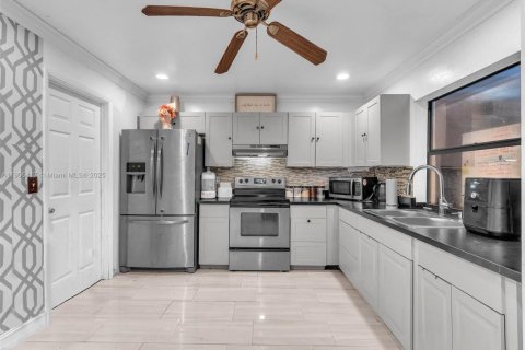 House in Margate, Florida 3 bedrooms, 146.41 sq.m. № 1956172 - photo 14