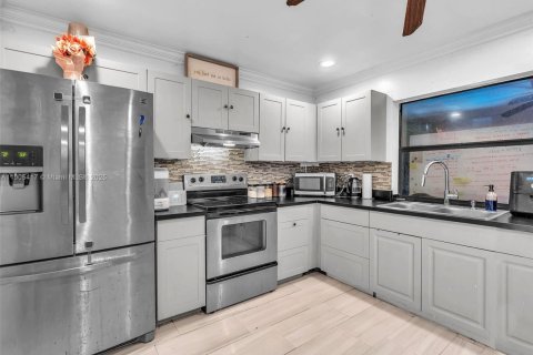 House in Margate, Florida 3 bedrooms, 146.41 sq.m. № 1956172 - photo 13