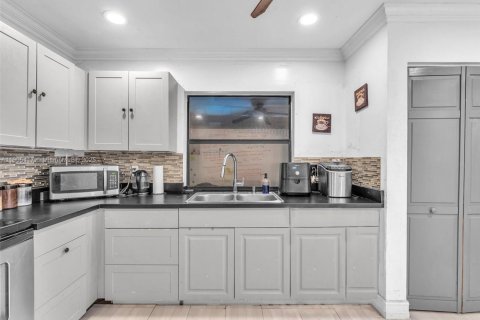 House in Margate, Florida 3 bedrooms, 146.41 sq.m. № 1956172 - photo 15