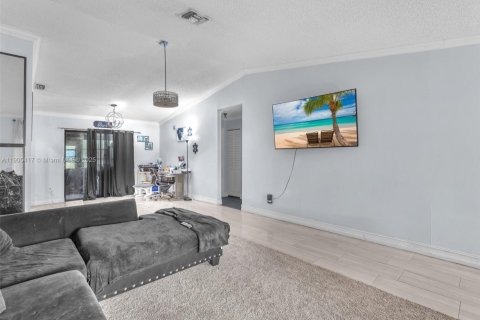 House in Margate, Florida 3 bedrooms, 146.41 sq.m. № 1956172 - photo 11