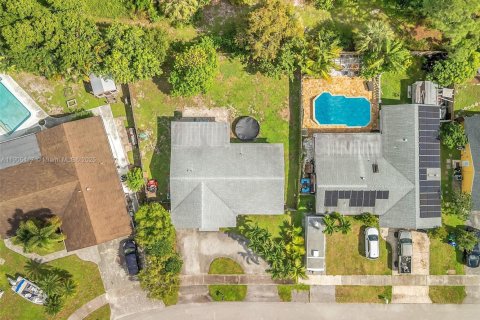 House in Margate, Florida 3 bedrooms, 146.41 sq.m. № 1956172 - photo 2