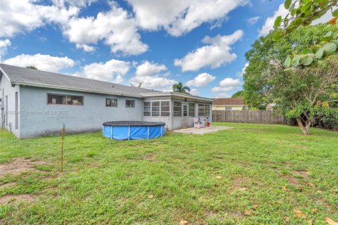 House in Margate, Florida 3 bedrooms, 146.41 sq.m. № 1956172 - photo 25