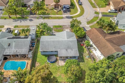 House in Margate, Florida 3 bedrooms, 146.41 sq.m. № 1956172 - photo 3