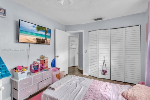 House in Margate, Florida 3 bedrooms, 146.41 sq.m. № 1956172 - photo 21