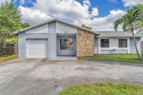 House in Margate, Florida 3 bedrooms, 146.41 sq.m. № 1956172 - photo 1