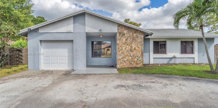 House in Margate, Florida 3 bedrooms, 146.41 sq.m. № 1956172