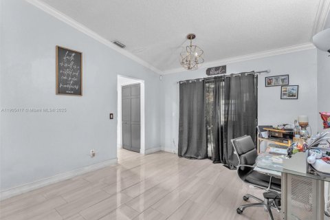 House in Margate, Florida 3 bedrooms, 146.41 sq.m. № 1956172 - photo 12