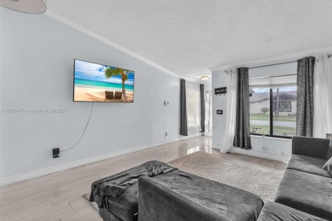 House in Margate, Florida 3 bedrooms, 146.41 sq.m. № 1956172 - photo 9