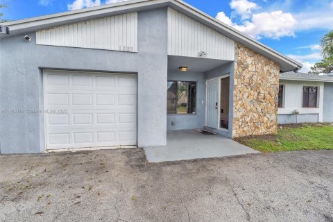 House in Margate, Florida 3 bedrooms, 146.41 sq.m. № 1956172 - photo 5