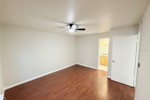 House in Apopka, Florida 4 bedrooms, 142.14 sq.m. № 2306750 - photo 14