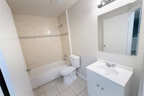 House in Apopka, Florida 4 bedrooms, 142.14 sq.m. № 2306750 - photo 17