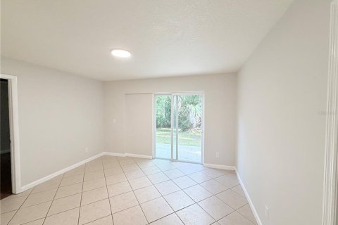 House in Apopka, Florida 4 bedrooms, 142.14 sq.m. № 2306750 - photo 23