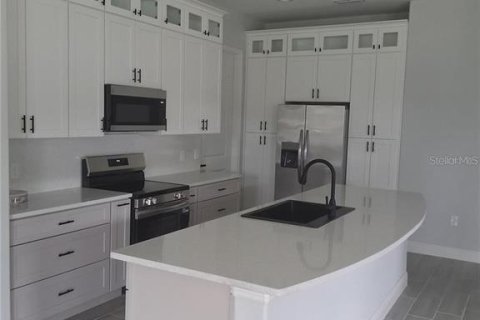 House in Palm Bay, Florida 3 bedrooms, 166.2 sq.m. № 2396533 - photo 2