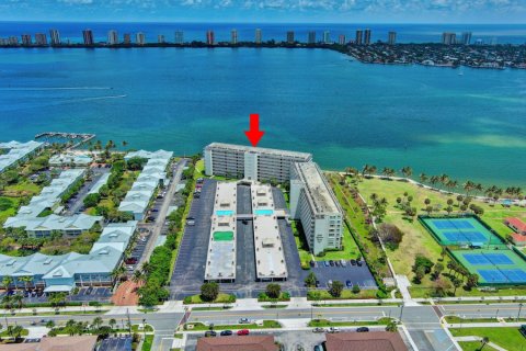 Condo in Lake Park, Florida, 2 bedrooms  № 1188759 - photo 1