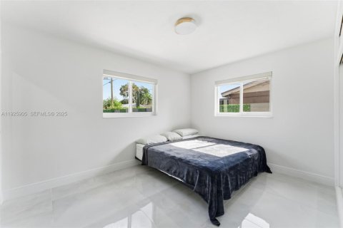 House in Hollywood, Florida 3 bedrooms, 94.57 sq.m. № 1984442 - photo 17