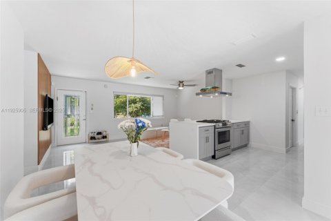 House in Hollywood, Florida 3 bedrooms, 94.57 sq.m. № 1984442 - photo 5