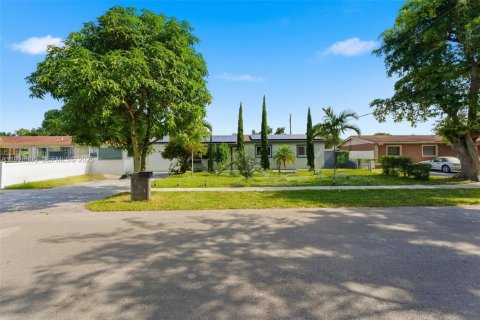 House in Hollywood, Florida 3 bedrooms, 94.57 sq.m. № 1984442 - photo 25