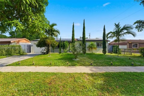 House in Hollywood, Florida 3 bedrooms, 94.57 sq.m. № 1984442