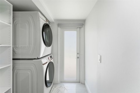 House in Hollywood, Florida 3 bedrooms, 94.57 sq.m. № 1984442 - photo 23