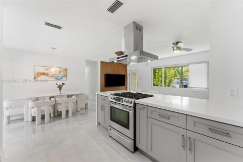 House in Hollywood, Florida 3 bedrooms, 94.57 sq.m. № 1984442 - photo 7