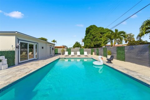 House in Hollywood, Florida 3 bedrooms, 94.57 sq.m. № 1984442 - photo 2