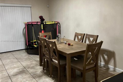 Touwnhouse à vendre à Hialeah, Floride: 3 chambres, 146.23 m2 № 1964020 - photo 2