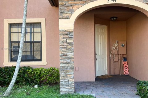 Touwnhouse à vendre à Hialeah, Floride: 3 chambres, 146.23 m2 № 1964020 - photo 1