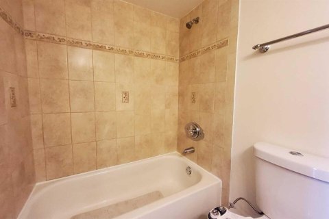Condo in Royal Palm Beach, Florida, 2 bedrooms № 2190770 - photo 9