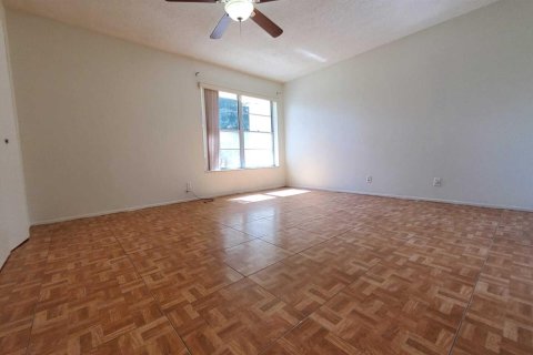 Condo in Royal Palm Beach, Florida, 2 bedrooms № 2190770 - photo 7