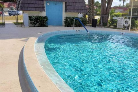 Condo in Royal Palm Beach, Florida, 2 bedrooms № 2190770 - photo 12