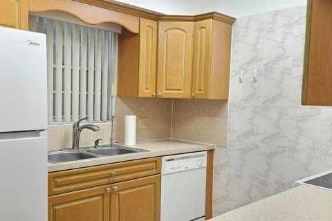 Condo in Royal Palm Beach, Florida, 2 bedrooms № 2190770 - photo 3