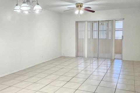 Condo in Royal Palm Beach, Florida, 2 bedrooms № 2190770 - photo 4