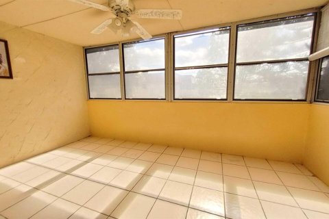 Condo in Royal Palm Beach, Florida, 2 bedrooms № 2190770 - photo 15