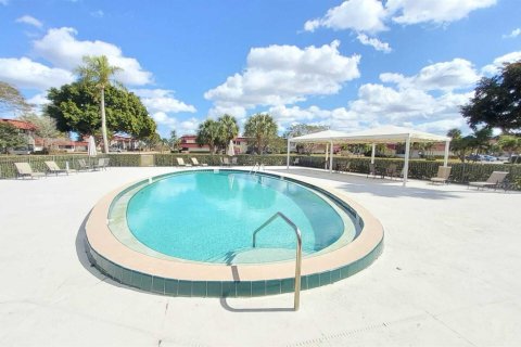 Condo in Royal Palm Beach, Florida, 2 bedrooms № 2190770 - photo 13