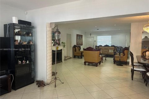 Casa en North Miami, Florida 5 dormitorios, 194.72 m2 № 2062265