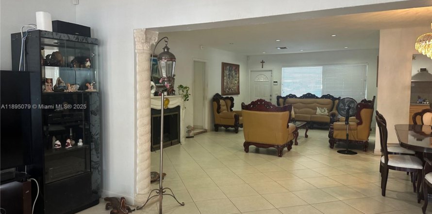 Дом в Норт-Майами, Флорида 5 спален, 194.72м2 № 2062265