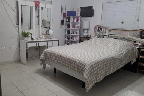 House in North Miami, Florida 5 bedrooms, 194.72 sq.m. № 2062265 - photo 15