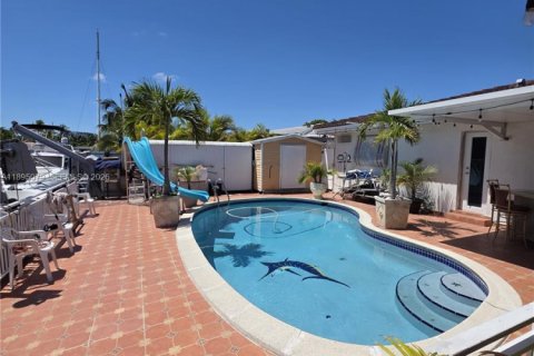 House in North Miami, Florida 5 bedrooms, 194.72 sq.m. № 2062265 - photo 24