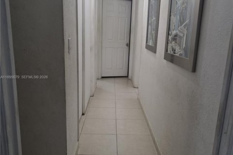 House in North Miami, Florida 5 bedrooms, 194.72 sq.m. № 2062265 - photo 13