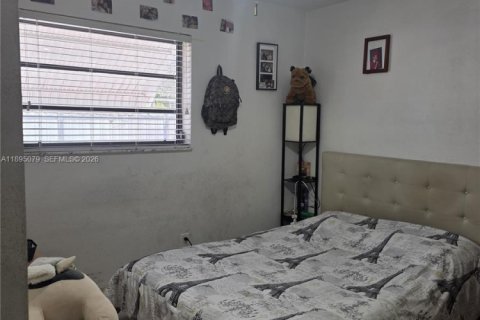 House in North Miami, Florida 5 bedrooms, 194.72 sq.m. № 2062265 - photo 14