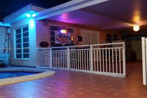 House in North Miami, Florida 5 bedrooms, 194.72 sq.m. № 2062265 - photo 7