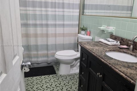 House in North Miami, Florida 5 bedrooms, 194.72 sq.m. № 2062265 - photo 18