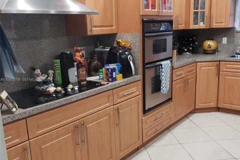House in North Miami, Florida 5 bedrooms, 194.72 sq.m. № 2062265 - photo 30
