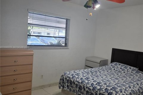 House in North Miami, Florida 5 bedrooms, 194.72 sq.m. № 2062265 - photo 16