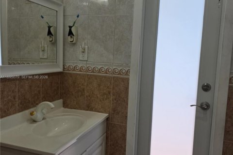 House in North Miami, Florida 5 bedrooms, 194.72 sq.m. № 2062265 - photo 10
