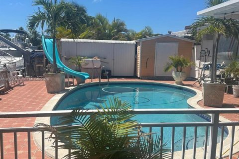 House in North Miami, Florida 5 bedrooms, 194.72 sq.m. № 2062265 - photo 22