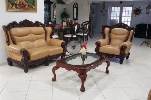 House in North Miami, Florida 5 bedrooms, 194.72 sq.m. № 2062265 - photo 28